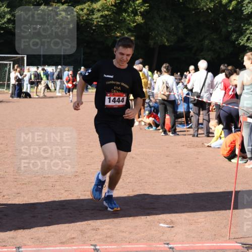 27.09.2026 - 35. Volkslauf durch das schöne Alstertal Strokosch-Dieckow http://msf.ph/oto/10583622 27.09.2026 11:43:25 Ziel 1444, 3010, 3014 meine-sportfotos.de
