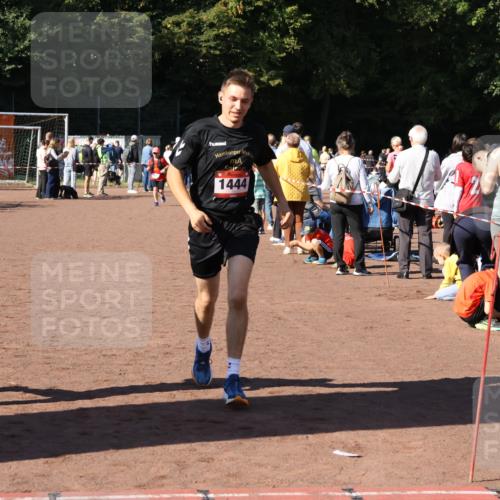 27.09.2026 - 35. Volkslauf durch das schöne Alstertal Strokosch-Dieckow http://msf.ph/oto/10583632 27.09.2026 11:43:24 Ziel 1444, 3010, 3014 meine-sportfotos.de