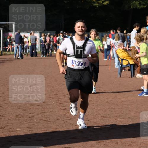 27.09.2026 - 35. Volkslauf durch das schöne Alstertal Strokosch-Dieckow http://msf.ph/oto/10583644 27.09.2026 11:23:48 Ziel 3323, 3428, 3973 meine-sportfotos.de