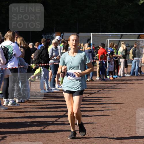 27.09.2026 - 35. Volkslauf durch das schöne Alstertal Strokosch-Dieckow http://msf.ph/oto/10583647 27.09.2026 11:43:23 Ziel 1444, 3010, 3014 meine-sportfotos.de