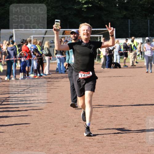 27.09.2026 - 35. Volkslauf durch das schöne Alstertal Strokosch-Dieckow http://msf.ph/oto/10583686 27.09.2026 11:43:11 Ziel 1006, 1452, 3273 meine-sportfotos.de