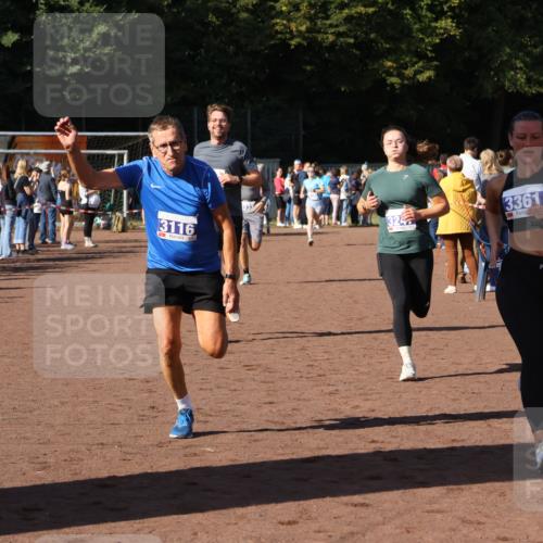 27.09.2026 - 35. Volkslauf durch das schöne Alstertal Strokosch-Dieckow http://msf.ph/oto/10583716 27.09.2026 11:23:21 Ziel 3116, 3247, 3317, 3333, 3344, 3361 meine-sportfotos.de