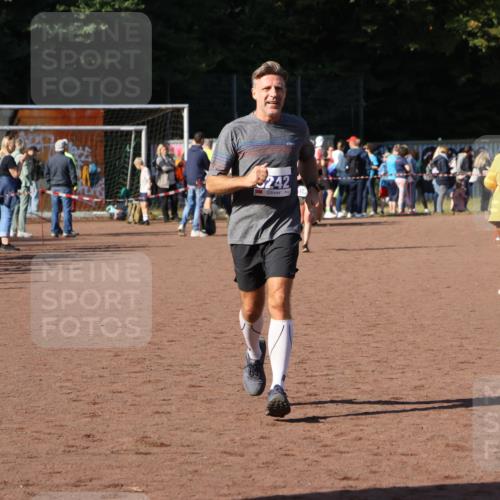 27.09.2026 - 35. Volkslauf durch das schöne Alstertal Strokosch-Dieckow http://msf.ph/oto/10583798 27.09.2026 11:22:27 Ziel 3195, 3242 meine-sportfotos.de