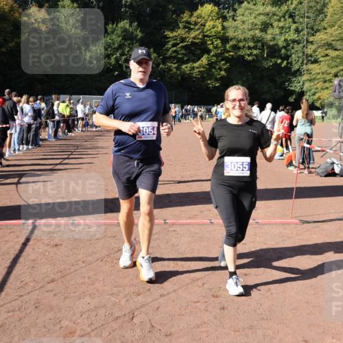 27.09.2026 - 35. Volkslauf durch das schöne Alstertal Strokosch-Dieckow http://msf.ph/oto/10583856 27.09.2026 11:42:27 Ziel 3054, 3055, 3419 meine-sportfotos.de