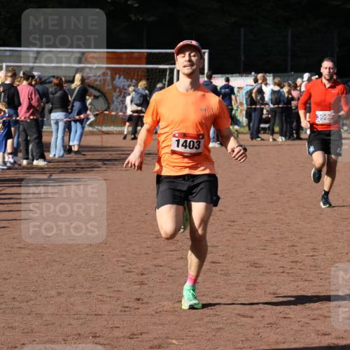 27.09.2026 - 35. Volkslauf durch das schöne Alstertal Strokosch-Dieckow http://msf.ph/oto/10583893 27.09.2026 11:21:32 Ziel 1403, 3993 meine-sportfotos.de