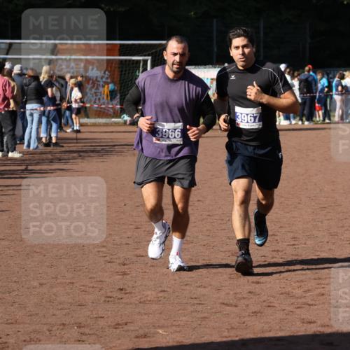 27.09.2026 - 35. Volkslauf durch das schöne Alstertal Strokosch-Dieckow http://msf.ph/oto/10583909 27.09.2026 11:21:16 Ziel 3966, 3967 meine-sportfotos.de