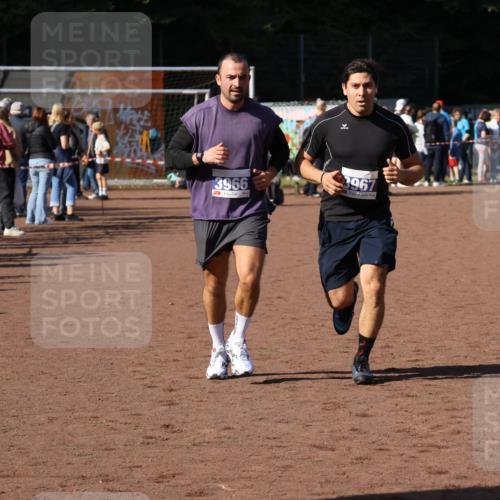 27.09.2026 - 35. Volkslauf durch das schöne Alstertal Strokosch-Dieckow http://msf.ph/oto/10583915 27.09.2026 11:21:16 Ziel 3966, 3967 meine-sportfotos.de