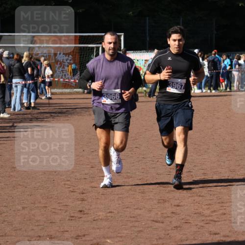 27.09.2026 - 35. Volkslauf durch das schöne Alstertal Strokosch-Dieckow http://msf.ph/oto/10583917 27.09.2026 11:21:16 Ziel 3966, 3967 meine-sportfotos.de