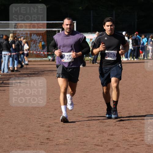 27.09.2026 - 35. Volkslauf durch das schöne Alstertal Strokosch-Dieckow http://msf.ph/oto/10583921 27.09.2026 11:21:15 Ziel 3966, 3967 meine-sportfotos.de