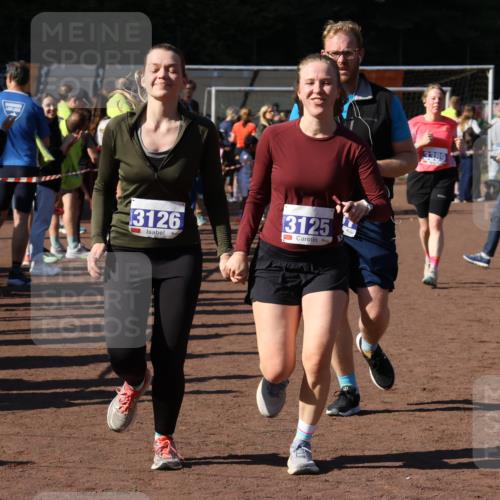 27.09.2026 - 35. Volkslauf durch das schöne Alstertal Strokosch-Dieckow http://msf.ph/oto/10583994 27.09.2026 11:41:15 Ziel 3125, 3126, 3351, 3389 meine-sportfotos.de