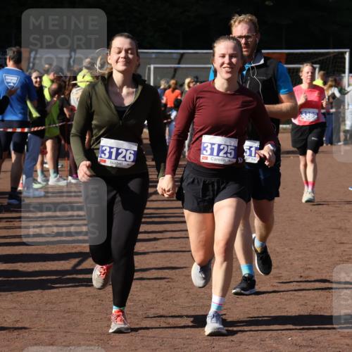 27.09.2026 - 35. Volkslauf durch das schöne Alstertal Strokosch-Dieckow http://msf.ph/oto/10583995 27.09.2026 11:41:15 Ziel 3125, 3126, 3351, 3389 meine-sportfotos.de