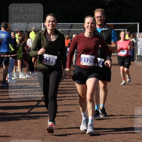 27.09.2026 - 35. Volkslauf durch das schöne Alstertal Strokosch-Dieckow http://msf.ph/oto/10583997 27.09.2026 11:41:15 Ziel 3125, 3126, 3351, 3389 meine-sportfotos.de