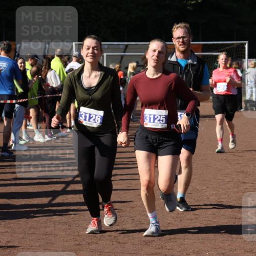 27.09.2026 - 35. Volkslauf durch das schöne Alstertal Strokosch-Dieckow http://msf.ph/oto/10583999 27.09.2026 11:41:14 Ziel 3125, 3126, 3351, 3389 meine-sportfotos.de
