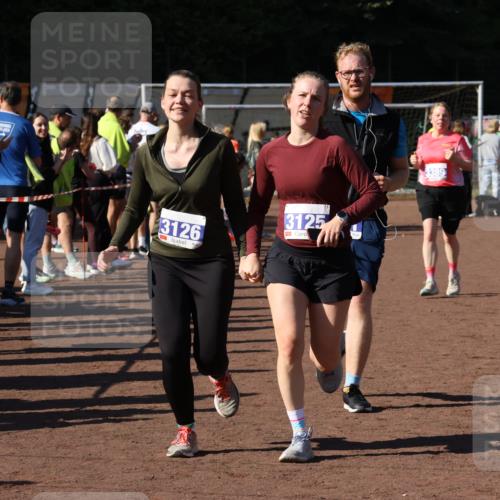 27.09.2026 - 35. Volkslauf durch das schöne Alstertal Strokosch-Dieckow http://msf.ph/oto/10584000 27.09.2026 11:41:14 Ziel 3125, 3126, 3351, 3389 meine-sportfotos.de