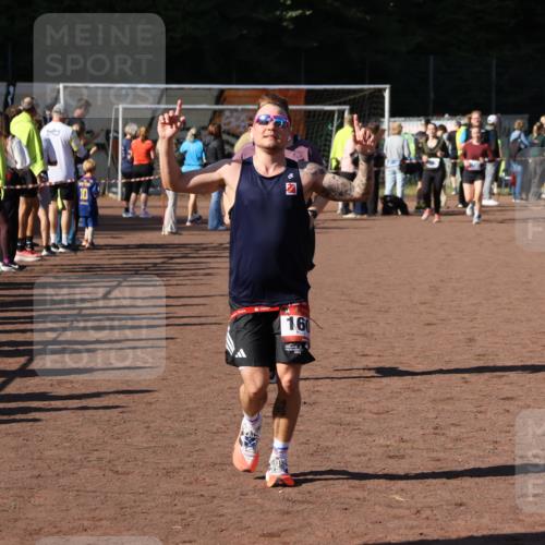 27.09.2026 - 35. Volkslauf durch das schöne Alstertal Strokosch-Dieckow http://msf.ph/oto/10584021 27.09.2026 11:41:01 Ziel 1600, 1746, 3179 meine-sportfotos.de