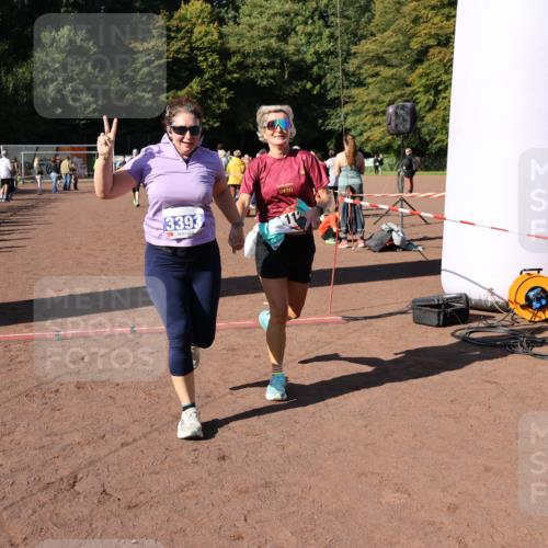 27.09.2026 - 35. Volkslauf durch das schöne Alstertal Strokosch-Dieckow http://msf.ph/oto/10584039 27.09.2026 11:40:46 Ziel 1126, 3393, 3406 meine-sportfotos.de