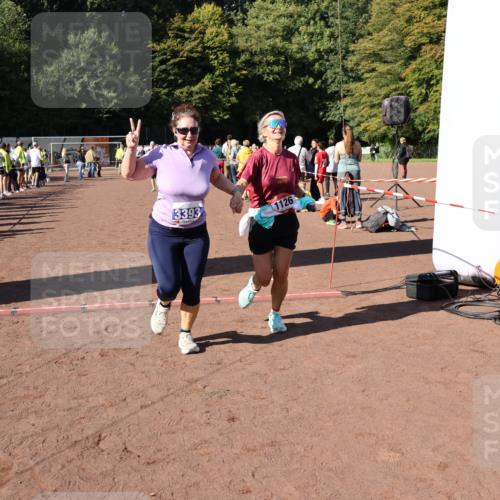 27.09.2026 - 35. Volkslauf durch das schöne Alstertal Strokosch-Dieckow http://msf.ph/oto/10584044 27.09.2026 11:40:46 Ziel 1126, 3393, 3406 meine-sportfotos.de