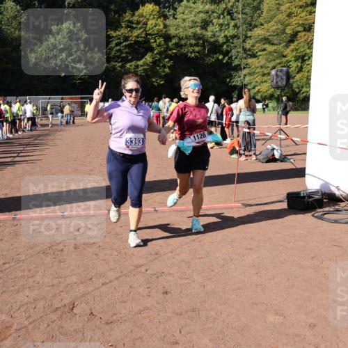27.09.2026 - 35. Volkslauf durch das schöne Alstertal Strokosch-Dieckow http://msf.ph/oto/10584046 27.09.2026 11:40:46 Ziel 1126, 3393, 3406 meine-sportfotos.de