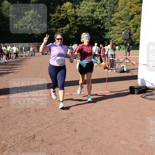 27.09.2026 - 35. Volkslauf durch das schöne Alstertal Strokosch-Dieckow http://msf.ph/oto/10584048 27.09.2026 11:40:46 Ziel 1126, 3393, 3406 meine-sportfotos.de