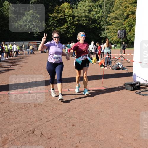 27.09.2026 - 35. Volkslauf durch das schöne Alstertal Strokosch-Dieckow http://msf.ph/oto/10584050 27.09.2026 11:40:46 Ziel 1126, 3393, 3406 meine-sportfotos.de