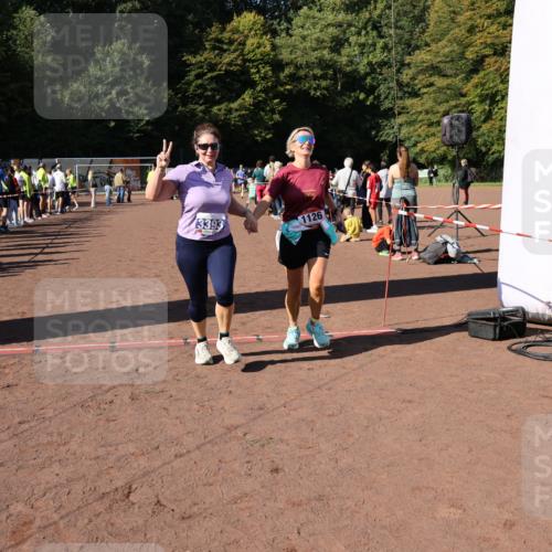 27.09.2026 - 35. Volkslauf durch das schöne Alstertal Strokosch-Dieckow http://msf.ph/oto/10584053 27.09.2026 11:40:46 Ziel 1126, 3393, 3406 meine-sportfotos.de