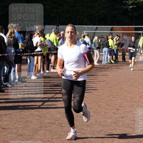 27.09.2026 - 35. Volkslauf durch das schöne Alstertal Strokosch-Dieckow http://msf.ph/oto/10584058 27.09.2026 11:37:50 Ziel 1005, 3053, 3230, 3240 meine-sportfotos.de