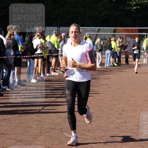 27.09.2026 - 35. Volkslauf durch das schöne Alstertal Strokosch-Dieckow http://msf.ph/oto/10584060 27.09.2026 11:37:50 Ziel 1005, 3053, 3230, 3240 meine-sportfotos.de