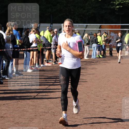 27.09.2026 - 35. Volkslauf durch das schöne Alstertal Strokosch-Dieckow http://msf.ph/oto/10584061 27.09.2026 11:37:50 Ziel 1005, 3053, 3230, 3240 meine-sportfotos.de