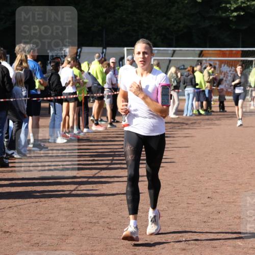27.09.2026 - 35. Volkslauf durch das schöne Alstertal Strokosch-Dieckow http://msf.ph/oto/10584063 27.09.2026 11:37:49 Ziel 1005, 3053, 3230 meine-sportfotos.de