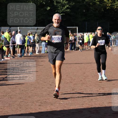27.09.2026 - 35. Volkslauf durch das schöne Alstertal Strokosch-Dieckow http://msf.ph/oto/10584071 27.09.2026 11:37:45 Ziel 1005, 3053, 3230 meine-sportfotos.de