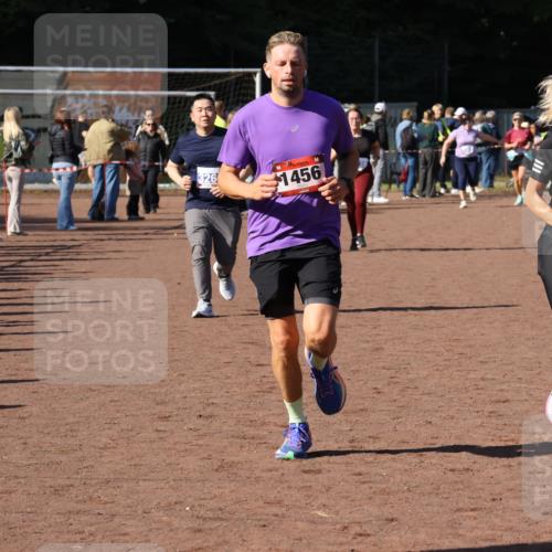 27.09.2026 - 35. Volkslauf durch das schöne Alstertal Strokosch-Dieckow http://msf.ph/oto/10584104 27.09.2026 11:40:30 Ziel 1456, 3037, 3260, 3381 meine-sportfotos.de