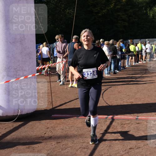 27.09.2026 - 35. Volkslauf durch das schöne Alstertal Strokosch-Dieckow http://msf.ph/oto/10584118 27.09.2026 11:37:28 Ziel 3196, 3324, 3334 meine-sportfotos.de