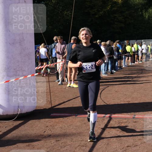 27.09.2026 - 35. Volkslauf durch das schöne Alstertal Strokosch-Dieckow http://msf.ph/oto/10584120 27.09.2026 11:37:28 Ziel 3196, 3324, 3334 meine-sportfotos.de