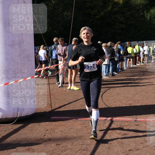 27.09.2026 - 35. Volkslauf durch das schöne Alstertal Strokosch-Dieckow http://msf.ph/oto/10584121 27.09.2026 11:37:28 Ziel 3196, 3324, 3334 meine-sportfotos.de