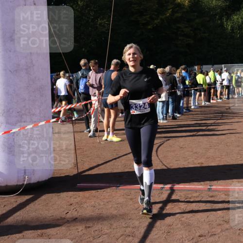 27.09.2026 - 35. Volkslauf durch das schöne Alstertal Strokosch-Dieckow http://msf.ph/oto/10584123 27.09.2026 11:37:28 Ziel 3196, 3324, 3334 meine-sportfotos.de