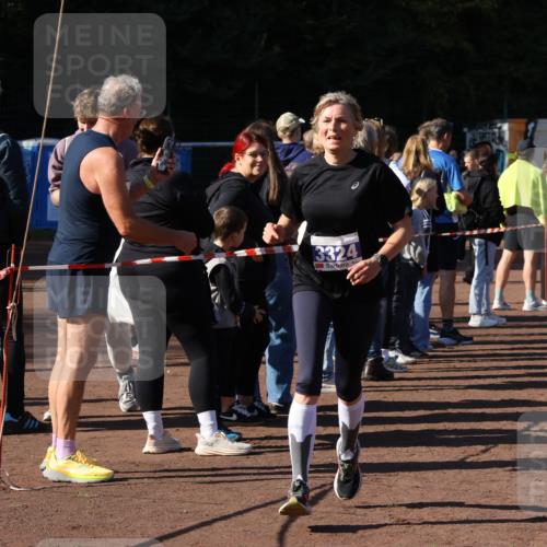 27.09.2026 - 35. Volkslauf durch das schöne Alstertal Strokosch-Dieckow http://msf.ph/oto/10584127 27.09.2026 11:37:26 Ziel 3196, 3324, 3334, 3974 meine-sportfotos.de