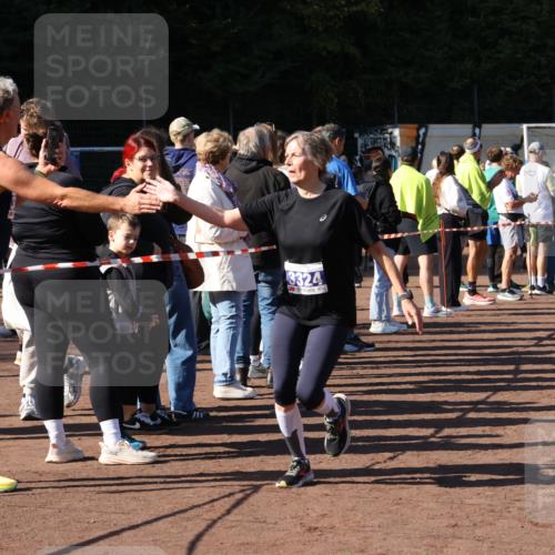 27.09.2026 - 35. Volkslauf durch das schöne Alstertal Strokosch-Dieckow http://msf.ph/oto/10584141 27.09.2026 11:37:25 Ziel 3196, 3324, 3334, 3974 meine-sportfotos.de