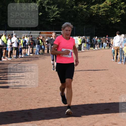 27.09.2026 - 35. Volkslauf durch das schöne Alstertal Strokosch-Dieckow http://msf.ph/oto/10584159 27.09.2026 11:37:23 Ziel 3187, 3324, 3974 meine-sportfotos.de