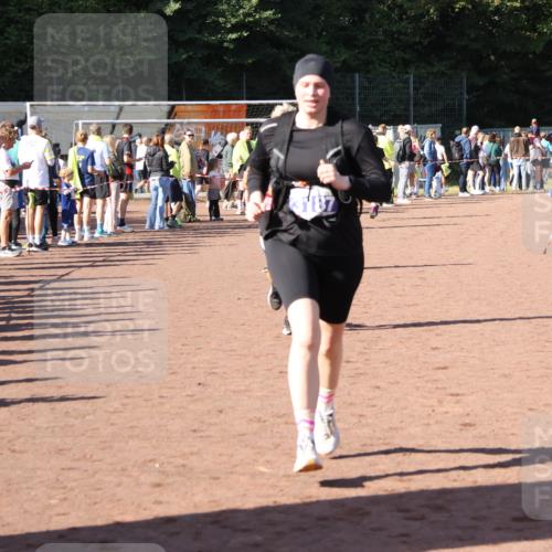 27.09.2026 - 35. Volkslauf durch das schöne Alstertal Strokosch-Dieckow http://msf.ph/oto/10584168 27.09.2026 11:37:20 Ziel 1441, 3187, 3324, 3974 meine-sportfotos.de