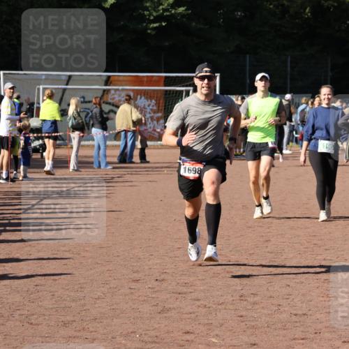 27.09.2026 - 35. Volkslauf durch das schöne Alstertal Strokosch-Dieckow http://msf.ph/oto/10584186 27.09.2026 11:40:04 Ziel 1450, 1698 meine-sportfotos.de
