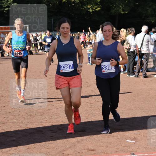 27.09.2026 - 35. Volkslauf durch das schöne Alstertal Strokosch-Dieckow http://msf.ph/oto/10584203 27.09.2026 11:37:06 Ziel 1445, 3096, 3097, 3386, 3387 meine-sportfotos.de