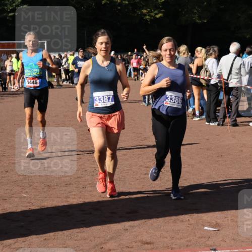 27.09.2026 - 35. Volkslauf durch das schöne Alstertal Strokosch-Dieckow http://msf.ph/oto/10584212 27.09.2026 11:37:06 Ziel 1445, 3096, 3097, 3386, 3387 meine-sportfotos.de