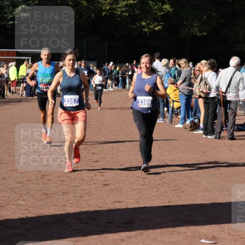 27.09.2026 - 35. Volkslauf durch das schöne Alstertal Strokosch-Dieckow http://msf.ph/oto/10584220 27.09.2026 11:37:05 Ziel 1445, 3096, 3097, 3386, 3387 meine-sportfotos.de