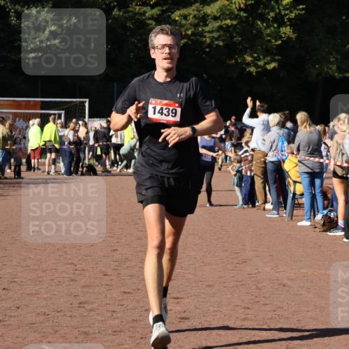 27.09.2026 - 35. Volkslauf durch das schöne Alstertal Strokosch-Dieckow http://msf.ph/oto/10584232 27.09.2026 11:36:59 Ziel 1439, 3386, 3387 meine-sportfotos.de