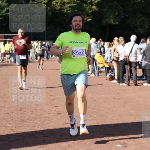 27.09.2026 - 35. Volkslauf durch das schöne Alstertal Strokosch-Dieckow http://msf.ph/oto/10584281 27.09.2026 11:36:48 Ziel 1448, 3258, 3259, 3332, 3963 meine-sportfotos.de