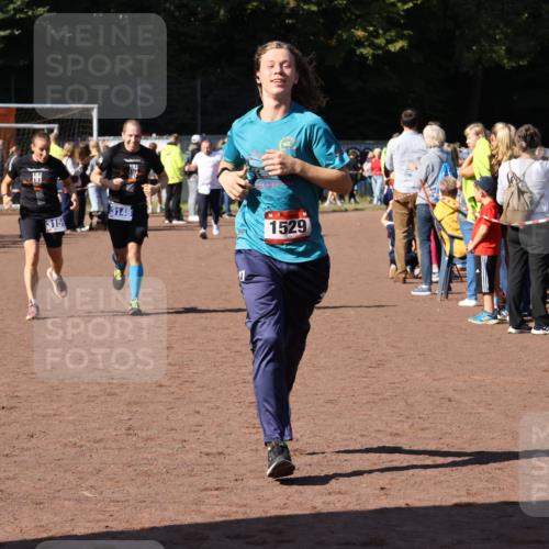 27.09.2026 - 35. Volkslauf durch das schöne Alstertal Strokosch-Dieckow http://msf.ph/oto/10584282 27.09.2026 11:39:12 Ziel 1529, 3148, 3159 meine-sportfotos.de