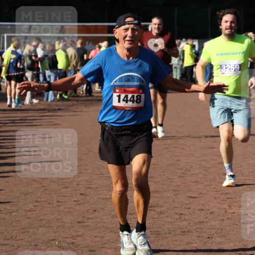 27.09.2026 - 35. Volkslauf durch das schöne Alstertal Strokosch-Dieckow http://msf.ph/oto/10584290 27.09.2026 11:36:47 Ziel 1448, 3258, 3259, 3332, 3963 meine-sportfotos.de