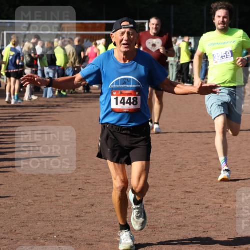 27.09.2026 - 35. Volkslauf durch das schöne Alstertal Strokosch-Dieckow http://msf.ph/oto/10584292 27.09.2026 11:36:47 Ziel 1448, 3258, 3259, 3332, 3963 meine-sportfotos.de