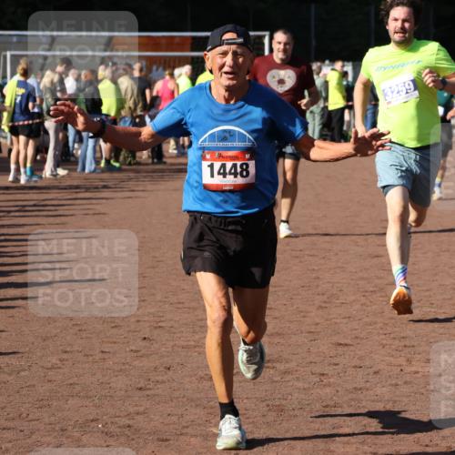 27.09.2026 - 35. Volkslauf durch das schöne Alstertal Strokosch-Dieckow http://msf.ph/oto/10584294 27.09.2026 11:36:47 Ziel 1448, 3258, 3259, 3332, 3963 meine-sportfotos.de