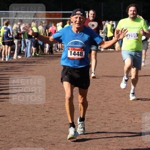 27.09.2026 - 35. Volkslauf durch das schöne Alstertal Strokosch-Dieckow http://msf.ph/oto/10584298 27.09.2026 11:36:47 Ziel 1448, 3258, 3259, 3332, 3963 meine-sportfotos.de